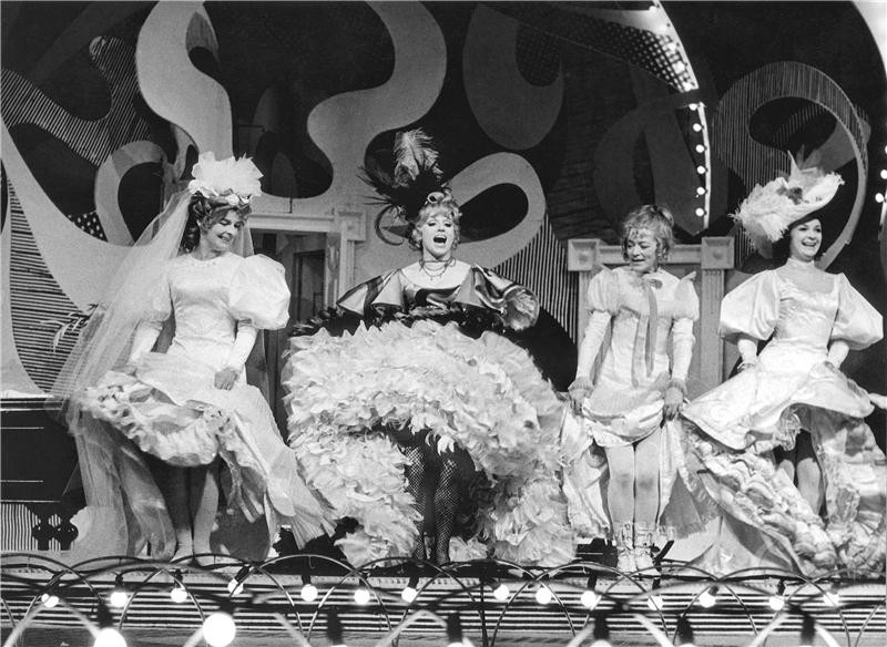 hra-narodniho-divadla-v-praze---treti-zvoneni--1970-.jpg